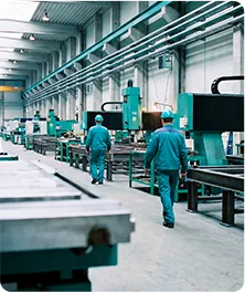 Equipe técnica caminhando em galpão industrial