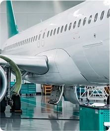 Aeronave em hangar de manutenção