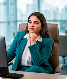 Executiva em atendimento na mesa de trabalho